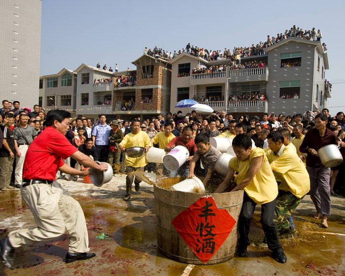 省級(jí)非物質(zhì)文化遺產(chǎn)河坊“搶酒節(jié)”.jpg